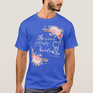 Hon jobbar gärna med händer Proverbs 3113 N T Shirt