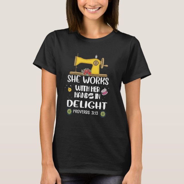 Hon jobbar med Händer i Delight Proverbs 31:13 T Shirt (Framsida)