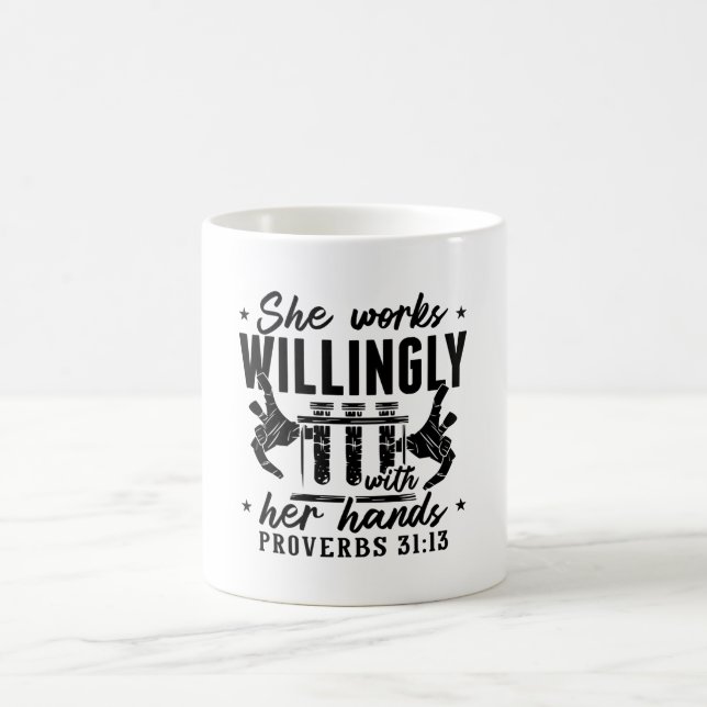 Hon jobbar med labblaboratorietekniker. kaffemugg (Center)