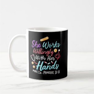 Hon jobbar med sina Händer-ordspråk 31 13 Kaffemugg
