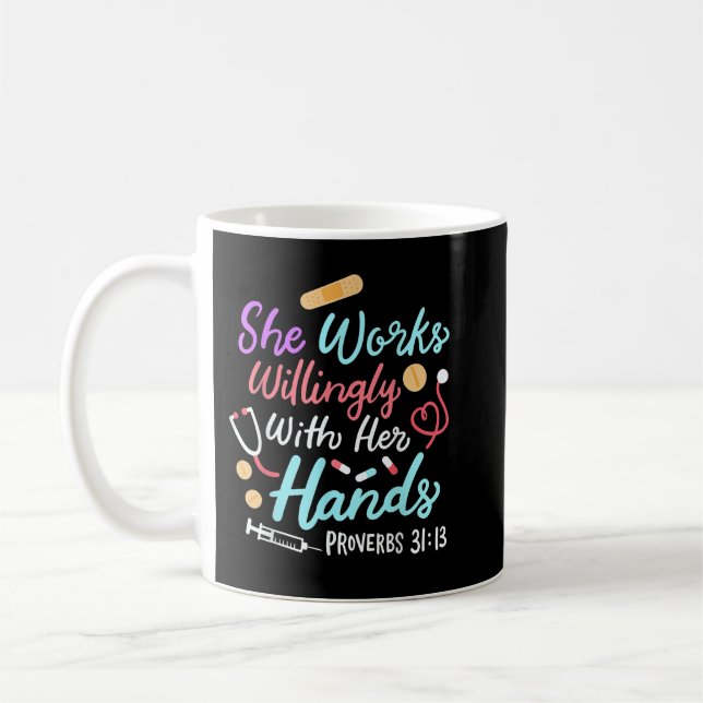 Hon jobbar med sina Händer-ordspråk 31 13 Kaffemugg (Vänster)