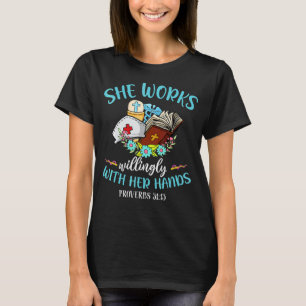 Hon jobbar med sina Händer-ordspråk 31 13 T Shirt