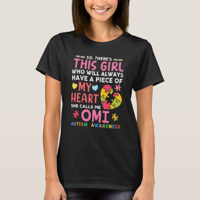 Hon kallar mig Omi Autism Awarenes T Shirt (Framsida)
