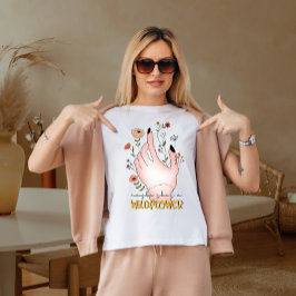 Hon kanske är en vild blomma t shirt