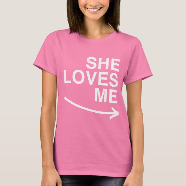 Hon kärlek mig (höger) -.png t-shirt (Framsida)