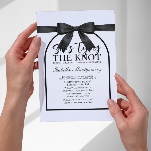 Hon knutar knuten Svart palettbåge Inbjudningar (She’s Tying the Knot Black Palette Bow Invitations)