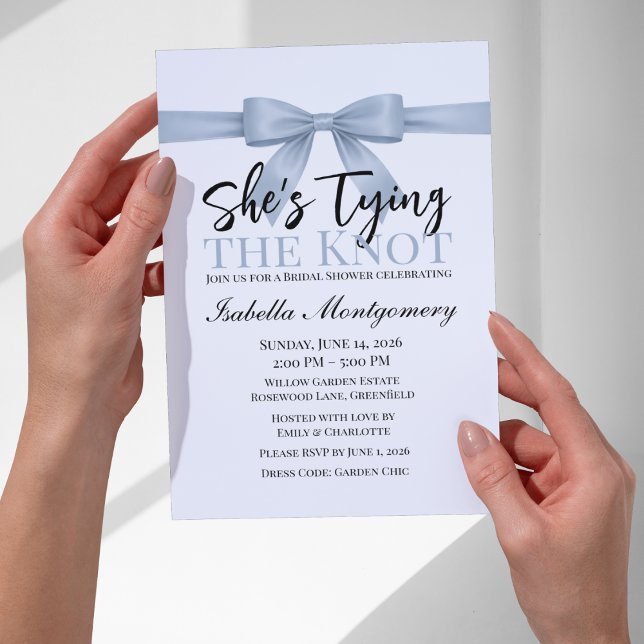 Hon Knutar Temat Dammtorblue Slöja Inbjudningar (She’s Tying the Knot Theme Dusty Blue Bow Invitation
)