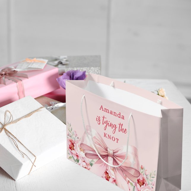 Hon knyter den rosa slinga blommig Bröllopsfest (Skapare uppladdad)