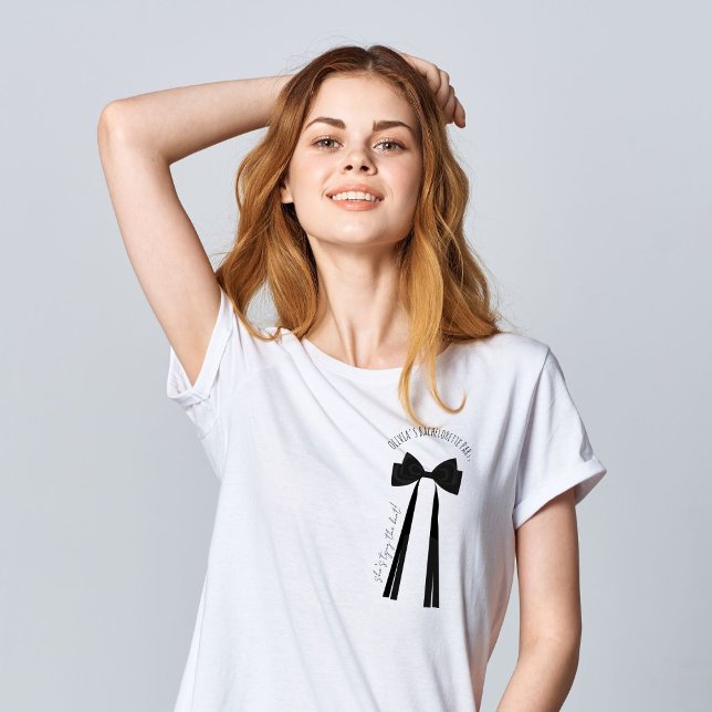 Hon knyter den svarta bowlerbacheloretteknuten t shirt (Skapare uppladdad)
