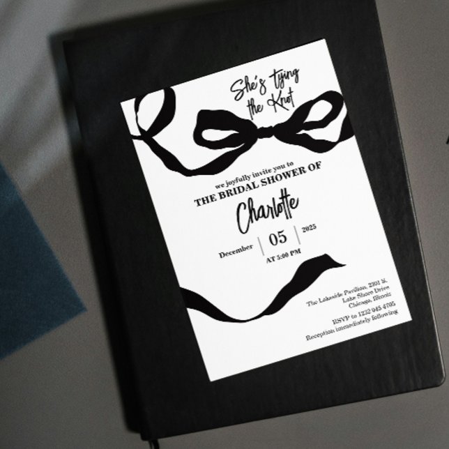 hon knyter knuten bröllopsfest svart och vitt inbjudningar (marriage bride cute couple simple bridal shower black white simple)