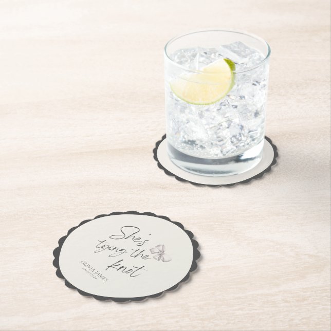 Hon knyter knuten bröllopsfest underlägg papper (Insitu)