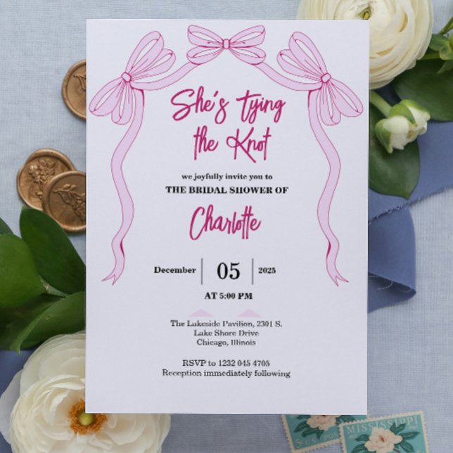 Hon knyter knuten Enkel rosa rosett bröllopsdusch Inbjudningar (she's tying the knot minimalist pink bow coquette bow bridal shower simple hand drawn)