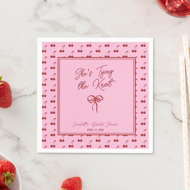 Hon knyter knuten Körsbärsbröllopsdusch-cocktail Pappersservett (Add a cheerful touch with these custom "She's Tying the Knot" bridal shower cocktail napkins)