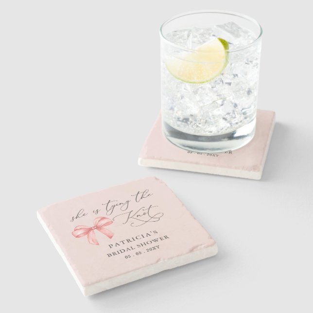 Hon knyter knuten rosa båge Bröllopsfest  Stenunderlägg (Sidan)