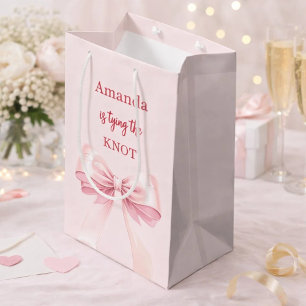 Hon knyter knuten rosa bröllopsfest