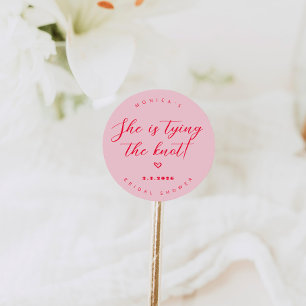 Hon knyter knuten rosa och röd bröllops- runt klistermärke