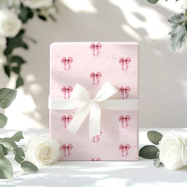 Hon knyter knuten rosa slinga  Bröllopsfest Presentpapper (Skapare uppladdad)