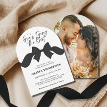 Hon knyter knuten Svart band Fotografi Bröllopsdus