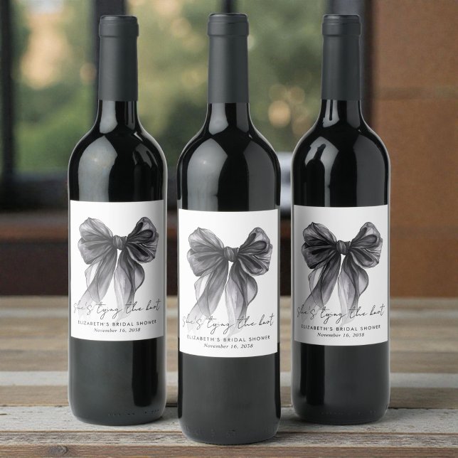 Hon knyter knuten Svart Bow Bröllopsfest Vinflaska Etikett (She's Tying The Knot Black Bow Bridal Shower Wine Label)