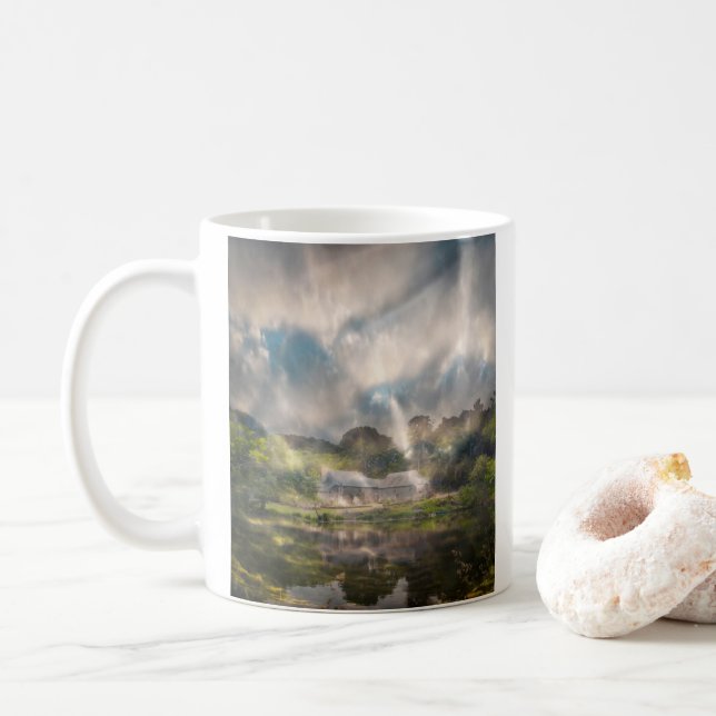 Hon kommer från Gloom Kaffemugg (Med munk)