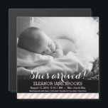 Hon kommer från Rosa Rand Baby Magnetisk Inbjudningskort<br><div class="desc">Fullt fotot baby nyfödd meddelande med skriften "Hon är anländ" typografi med ett massivt svart band och ett rosa rand på grund. Anpassa med din egen formulering. Den här designen är endast avsedd för stil på fyrkanten, så e-post om du vill ha en annan storlek ELLER om du behöver en...</div>