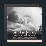 Hon kommer från Rosa Rand Baby Magnetisk Inbjudningskort<br><div class="desc">Fullt fotot baby nyfödd meddelande med skriften "Hon är anländ" typografi med ett massivt svart band och ett rosa rand på grund. Anpassa med din egen formulering. Den här designen är endast avsedd för stil på fyrkanten, så e-post om du vill ha en annan storlek ELLER om du behöver en...</div>