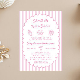 Hon kommer hit snart Sea Shell Flicka Baby Shower Inbjudningar