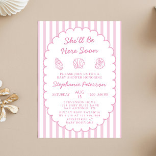 Hon kommer hit snart Sea Shell Flicka Baby Shower Inbjudningar