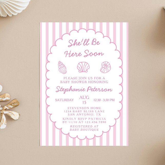 Hon kommer hit snart Sea Shell Flicka Baby Shower Inbjudningar (Skapare uppladdad)