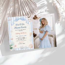 Hon kommer hit snart Skal Baby Shower Foto Inbjudningar