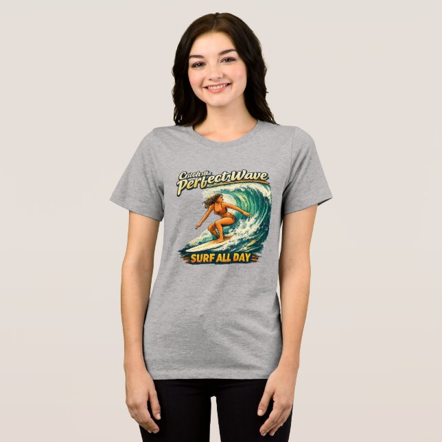 HON KVINNA KAN SURFA HELA DAGEN T SHIRT (Framsida Full)