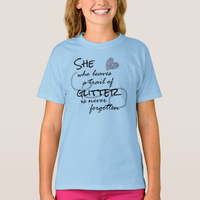 Hon Lämnar ett spår av Glitter-citat Tee Shirt (Framsida)