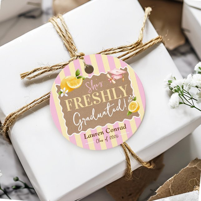 Hon Nyligen Utexaminerad Citroner Examen Festa Gåvor Etiketter (Shes Freshly Graduated watercolor floral lemon pink stripes rustic kraft graduation party favor tags)