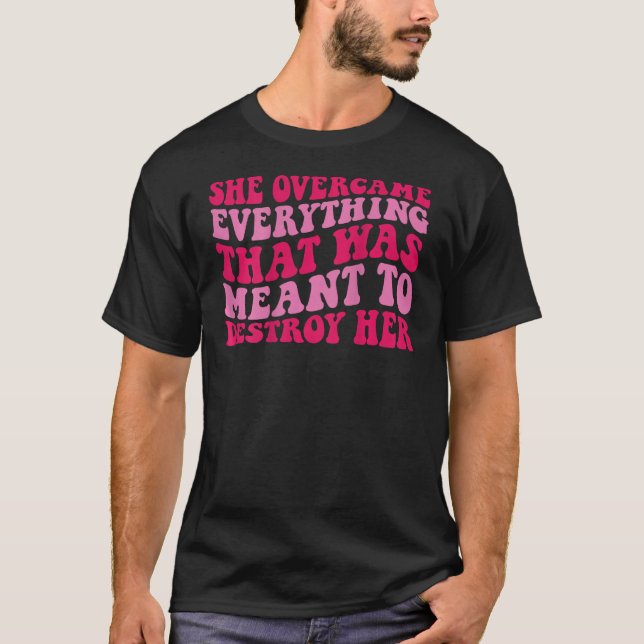 Hon överträffade allt som var avsett att förstöra t shirt (Framsida)
