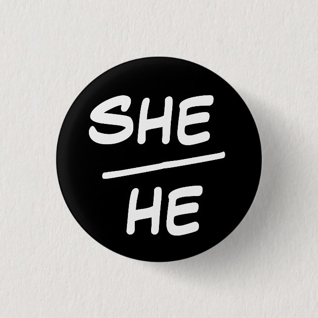 Hon/Pronoun Black & White Badge Knapp (Framsida)
