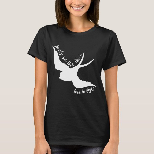 Hon regler sitt liv som en fågel på flykt t shirt (Framsida)