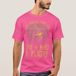 Hon Regler sitt liv som en fågel under flygning T Shirt
