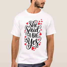 Hon sa ett stort ja djärvt förlovningsmeddelande & t shirt