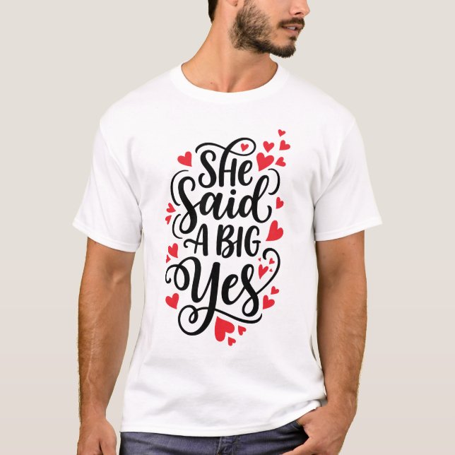 Hon sa ett stort ja djärvt förlovningsmeddelande & t shirt (Framsida)