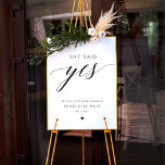 Hon sa ja Calligraphy Möhippa Sign Poster<br><div class="desc">Öka möhippans dekoration med "Hon sa Ja Möhippa Calligraphy Sign". Det här minimalisttecknet och eleganten har klassisk svartfärgad kalligrafi och skapar det som ett tillägg till möhippan i snyggten. Oavsett om du användor det som ett välkomsttecken för din förlovningsfest eller möhippa, kommer det att ange tonen för en klassisk och...</div>