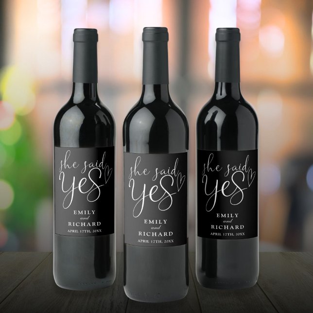 Hon sa ja festsammankomst svart och vit vinflaska etikett (She Said Yes Engagement Party Black And White Wine Label)
