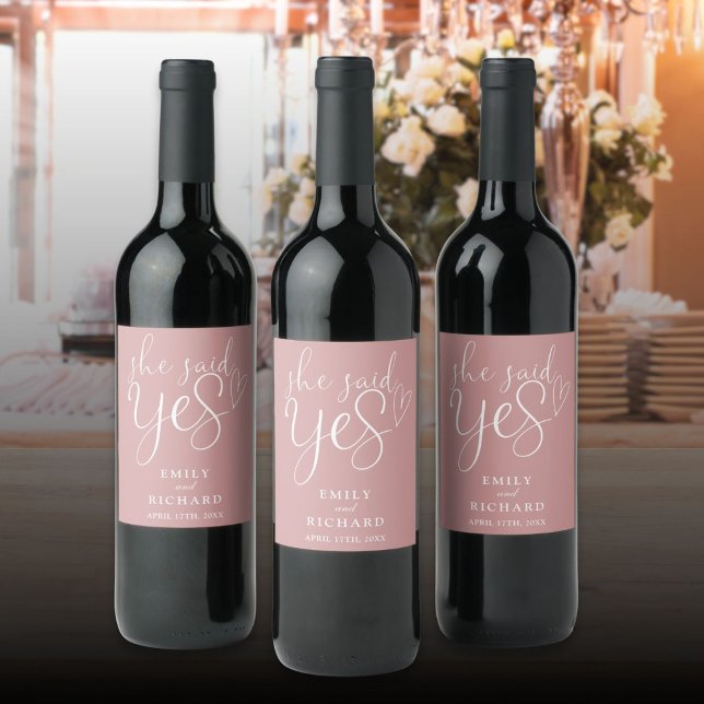 Hon sa ja Förlovningsfest Dammig Rosa Vinflaska Etikett (She Said Yes Engagement Party Dusty Rose Pink Wine Label)