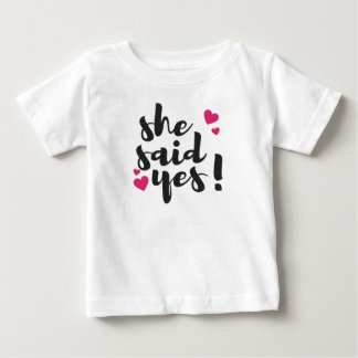 Hon sa ja! Förlovningsfirande – Romantiskt T Shirt
