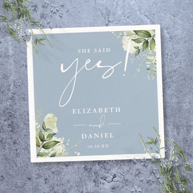 Hon sa ja Greenery Dusty Blue Förlovningsfest Pappersservett (She Said Yes Greenery Dusty Blue Engagement Party Napkins)
