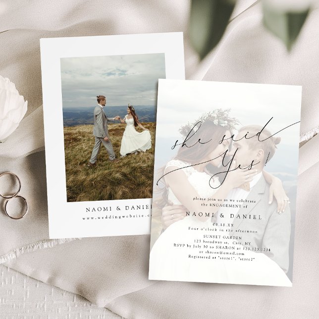 Hon sa ja Modernt manus Foto Bröllop Inbjudningar (She Said Yes Modern Script Photo Engagement Invitation)