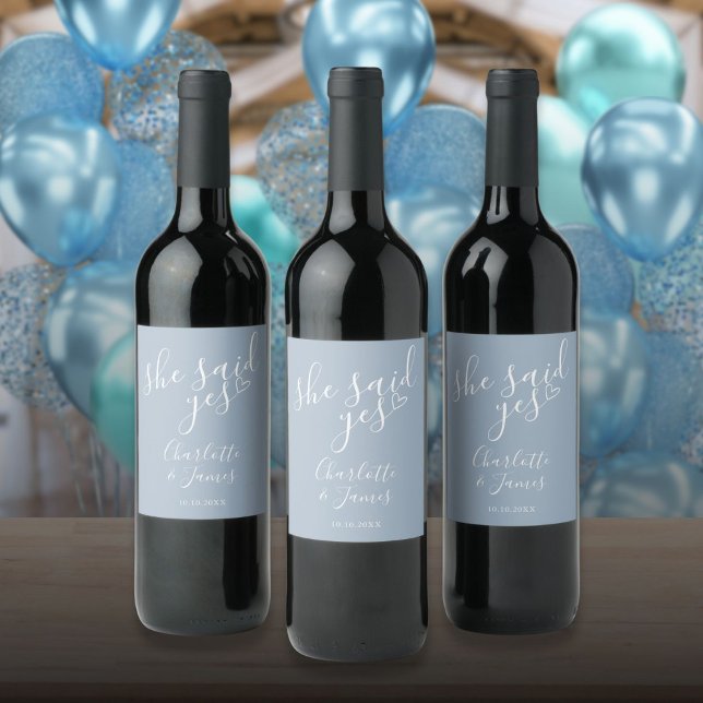 Hon Sade Ja Förlovningsfest Dammtorblue Vinflaska Etikett (She Said Yes Engagement Party Heart Dusty Blue Wine Label)