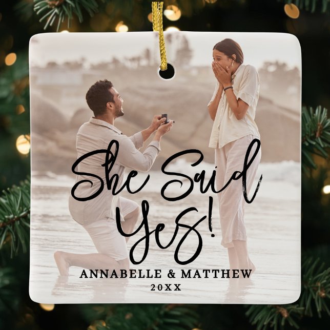 Hon Sade Ja Förlovningsfoto Julgransprydnad Keramik (She Said Yes Engagement Photo Ceramic Ornament )