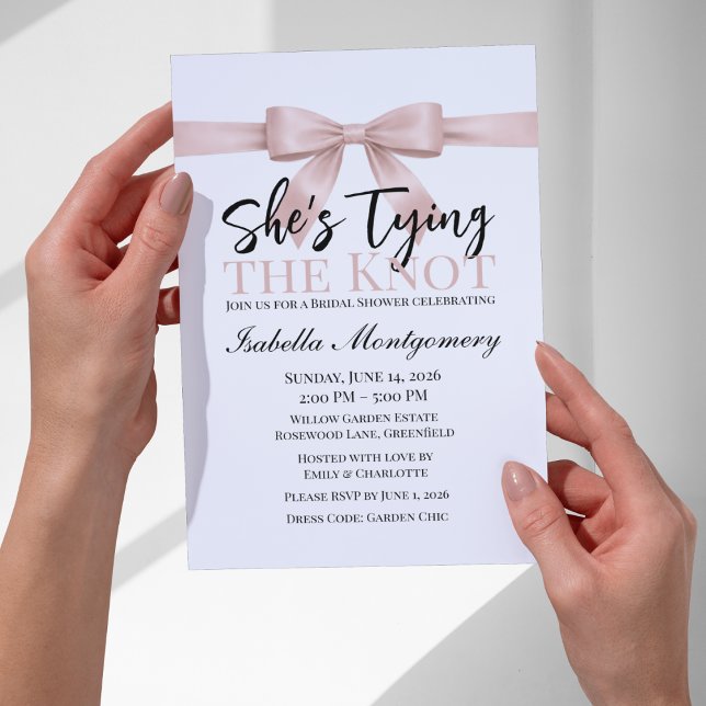 Hon Säger Ja Temat Rosa Slinga Inbjudningar (She’s Tying the Knot Theme Blush Pink Bow Invitation
)