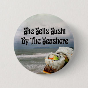 Hon säljer Sushi vid seashoren Knapp