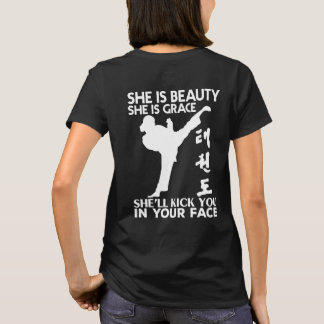 Hon ska sparkar dig i din ansikteTaekwondo T-tröja T-shirt